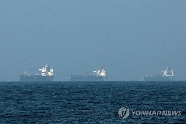 ▲ 호르무즈 해협이 봉쇄되자 후자이라항 인근에 정박한 유조선들. 출처=로이터ⓒ연합뉴스