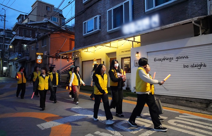 ▲ 성신여대 Bright 성북순찰대 봉사단이 지난 1일 성북구 수정캠퍼스 일대 야간 순찰을 하고 있다.ⓒ성신여대