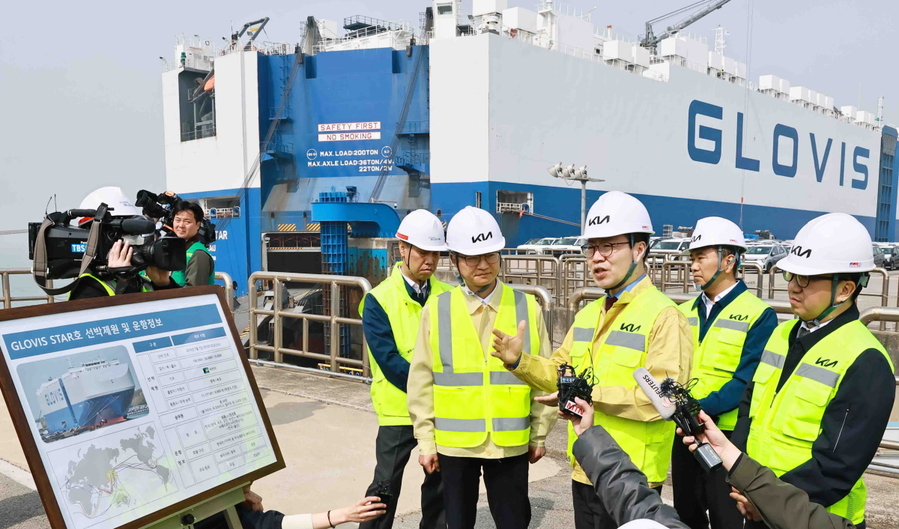 ▲ 여한구 산업통상부 통상교섭본부장(왼쪽 세번째)이 3일 평택당진항을 방문해 수출물류 현장을 점검하고 있다. ⓒ산업통상부