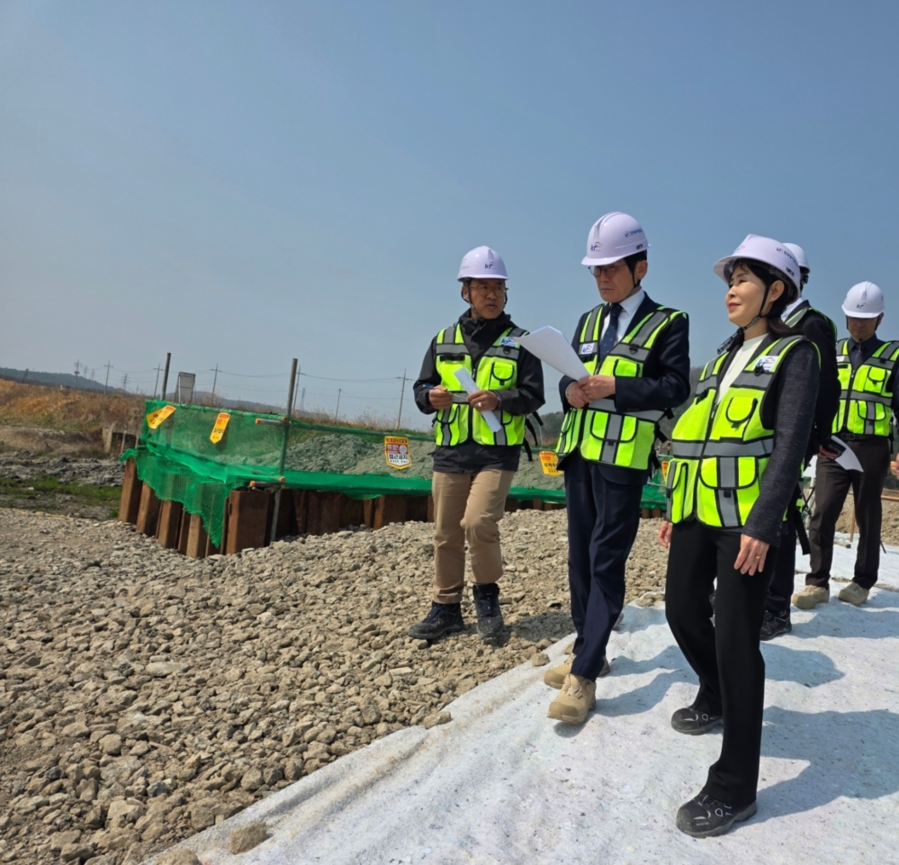 ▲ 한국농어촌공사 윤소하 상임감사는 지난 4월 2일 오후 전남지역본부(본부장 김재식) 영암지사가 추진 중인 독천지구 배수개선사업 현장을 방문하여 현장 근로자들을 격려하고 안전관리 실태를 집중 점검ⓒ한국농어촌공사 전남지역본부 제공