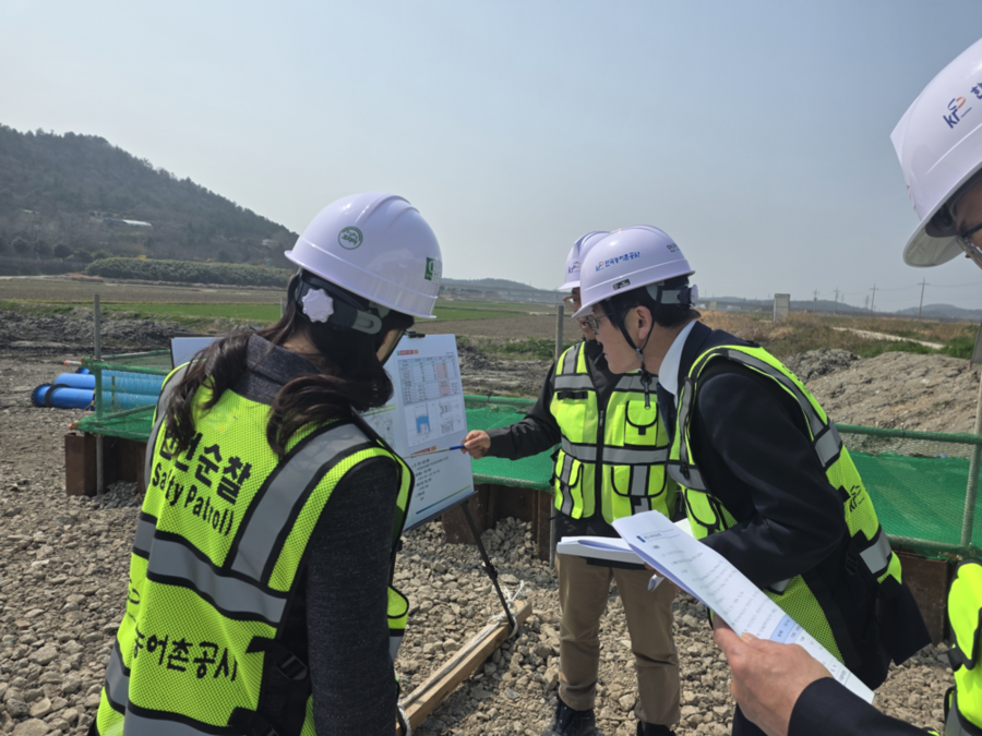 ▲ 한국농어촌공사 윤소하 상임감사는 지난 4월 2일 오후 전남지역본부(본부장 김재식) 영암지사가 추진 중인 독천지구 배수개선사업 현장을 방문하여 현장 근로자들을 격려하고 안전관리 실태를 집중 점검ⓒ한국농어촌공사 전남지역본부 제공