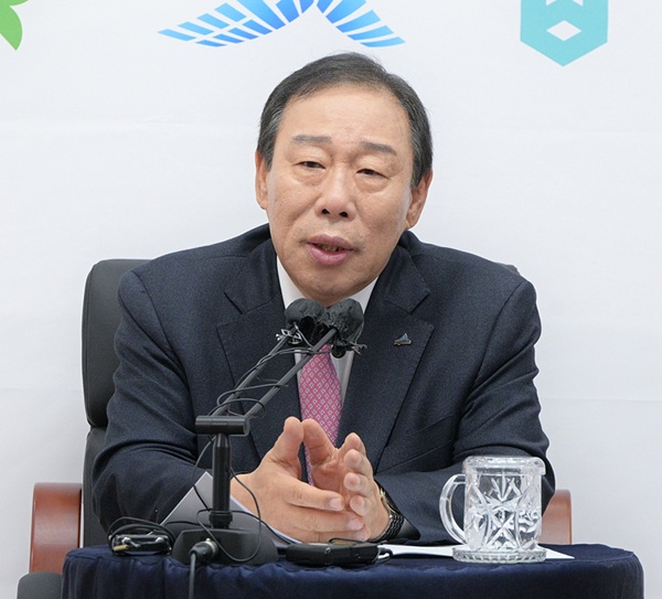 ▲ 최민호 충청광역연합장이 3일 세종시청 브리핑실에서 충청권 출입기자단과 간담회에서 출범 후 성과를 공유하고 있다.ⓒ세종시