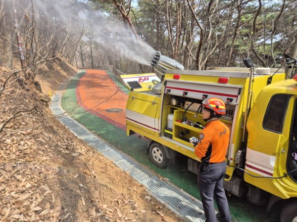 ▲ 청남도 서산소방서에서 보유한 제독차를 활용해 산불취약지역에 대한 예비주수를 하고 있다.ⓒ충남도