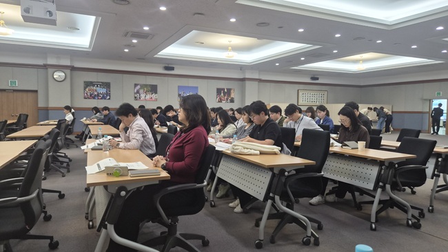 ▲ 강릉시가 3일 시청 2층 대회의실에서 직원들을 대상으로 2027년 국비확보를 위한 역량강화 교육을 실시했다. ⓒ강릉시