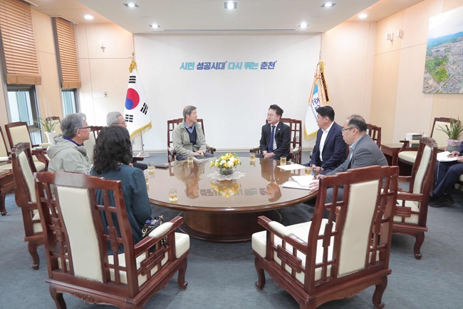 ▲ 육동한 춘천시장이 3일 시청 접견실에서 '춘천 시온 숲속의 아침 뷰' 입주예정자 대표회의와 면담을 갖고 장기간 공사 중단으로 어려움을 겪고 있는 시민들을 격려하고 현장 의견을 청취했다. ⓒ춘천시