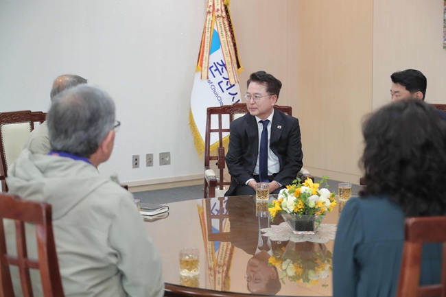 ▲ 육동한 춘천시장이 3일 시청 접견실에서 '춘천 시온 숲속의 아침 뷰' 입주예정자 대표회의와 면담을 갖고 장기간 공사 중단으로 어려움을 겪고 있는 시민들을 격려하고 현장 의견을 청취했다. ⓒ춘천시