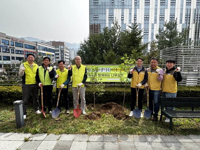 ▲ 한국보훈복지의료공단이 3일 원주혁신도시 본사 사옥에서 윤종진 이사장과 노동조합 대표를 비롯한 임직원이 참여하는 나무심기 행사를 개최했다. ⓒ한국보훈복지의료공단