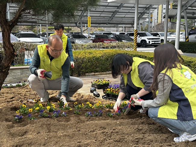 ▲ 한국보훈복지의료공단이 3일 원주혁신도시 본사 사옥에서 윤종진 이사장과 노동조합 대표를 비롯한 임직원이 참여하는 나무심기 행사를 개최했다. ⓒ한국보훈복지의료공단