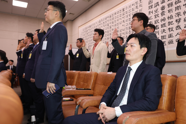 ▲ '쌍방울 대북 송금' 의혹 사건의 수사 책임자인 박상용 인천지검 부부장검사가 3일 국회에서 열린 윤석열 정권 정치검찰 조작 기소 의혹 사건 진상 규명 국정조사 특별위원회 전체회의에서 증인 선서를 거부하며 자리에 앉아 있다. ⓒ뉴시스