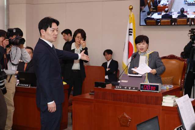 ▲ '쌍방울 대북 송금' 의혹 사건의 수사 책임자인 박상용 인천지검 부부장검사가 3일 국회에서 열린 윤석열 정권 정치검찰 조작 기소 의혹 사건 진상 규명 국정조사 특별위원회 전체회의에서 증인 선서를 거부한 뒤 서영교 위원장에게 소명서를 전달하며 항의하고 있다. ⓒ뉴시스