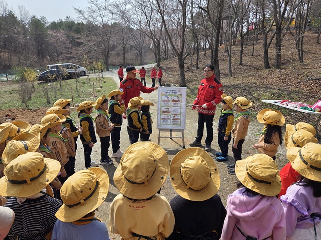 ▲ 최수천 동부지방산림청장이 아이들에게 나무심기 방법을 설명하고 있다. ⓒ동부지방산림청
