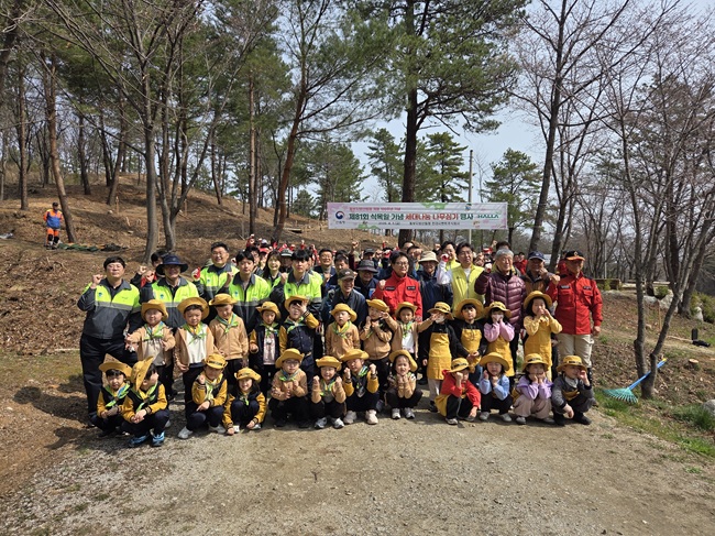 ▲ 동부지방산림청이 진행한 세대나눔 나누심기 단체 사진. ⓒ동부지방산림청
