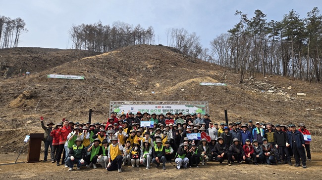 ▲ 북부지방산림청이 진행한 나무심기 행사 단체사진. ⓒ북부지방산림청