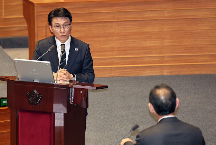 ▲ 김민석 국무총리가 3일 오후 서울 여의도 국회 본회의장에서 열린 국회 본회의에서 주호영 국민의힘 의원의 정치·외교·통일·안보에 관한 질문에 답변하고 있다. ⓒ뉴시스