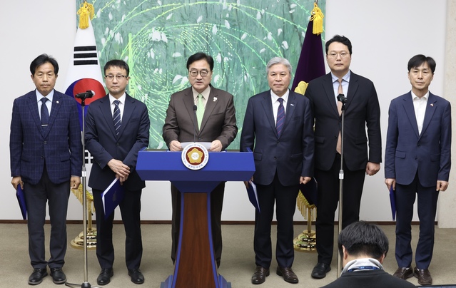 ▲ 우원식 국회의장이 지난달 31일 오후 서울 여의도 국회에서 열린 초당적 개헌추진을 위한 제정당 원내대표 기자회견에서 발언을 하고 있다. 왼쪽부터 윤종오 진보당 원내대표, 한병도 더불어민주당 원내대표, 우 국회의장, 서왕진 조국혁신당 원내대표, 천하람 개혁신당 원내대표, 한창민 사회민주당 대표. ⓒ뉴시스