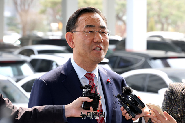 ▲ 주호영 국민의힘 의원이 지난 27일 오후 서울 양천구 서울남부지방법원에서 열린 '국민의힘 공천 컷오프 효력 정지' 가처분 신청 심문에 출석하며 취재진의 질문에 답하는 모습. ⓒ이종현 기자