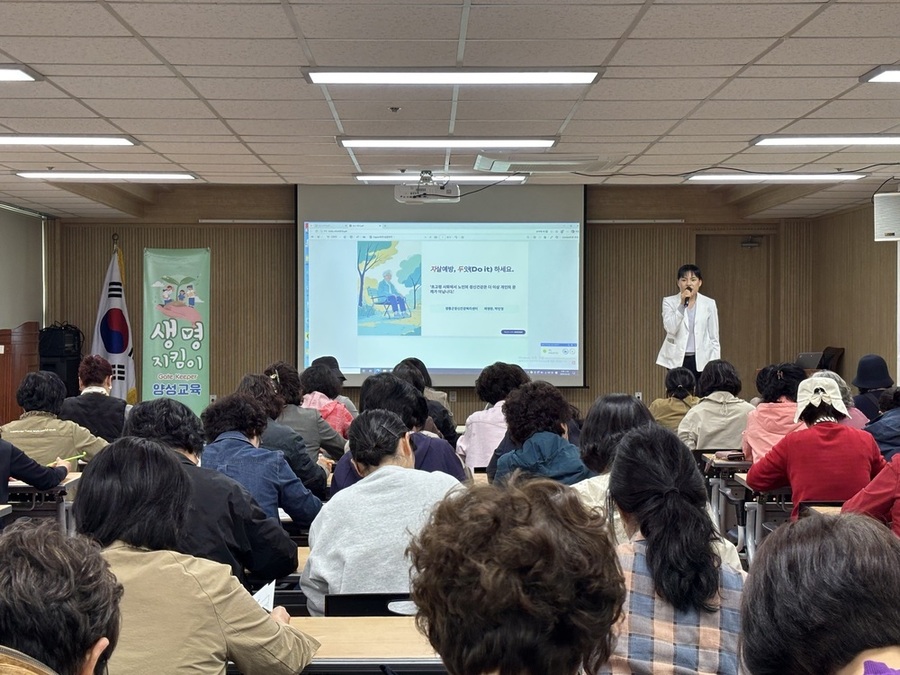 ▲ 장흥군보건소는 지난 2일 ‘자살예방 Do it’사업으로 장흥종합사회복지관 생활지원사 68명을 대상으로 자살예방 생명지킴이 교육을 실시ⓒ장흥군 제공