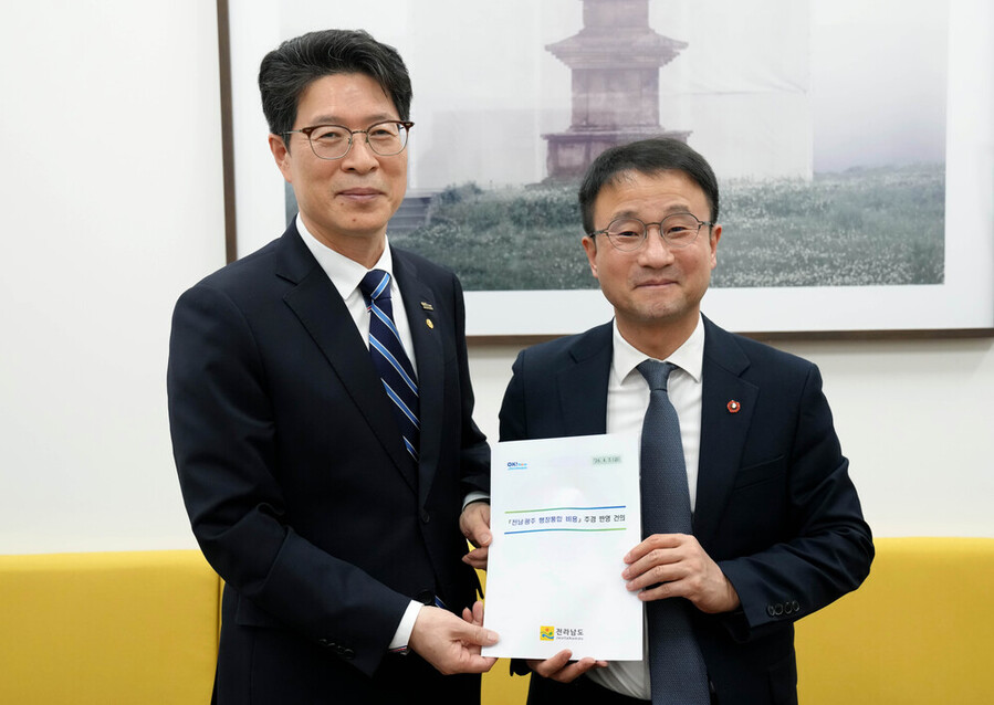 ▲ 황기연 전라남도지사 권한대행이 3일 서울 국회에서 한병도 더불어민주당 원내대표와 면담을 갖고 전남광주행정통합 비용 추경 반영 등을 위한 건의 및 협조를 요청하고 있다.ⓒ전라남도 제공