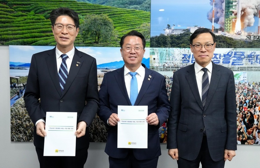 ▲ 황기연 전라남도지사 권한대행이 3일 서울 국회에서 문금주 더불어민주당 의원과 면담을 갖고 전남광주행정통합 비용 추경 반영 등을 위한 건의 및 협조를 요청하고 있다.ⓒ전라남도 제공