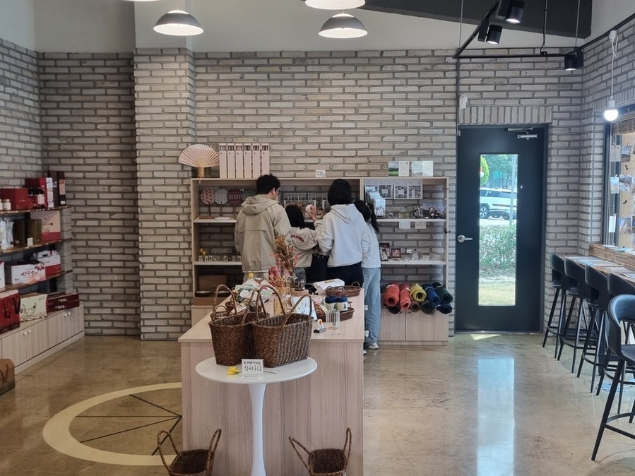 ▲ 구례군, 관광굿즈‧농특산품 판매장 ‘빙구례마켓’ 개장ⓒ구례군 제공