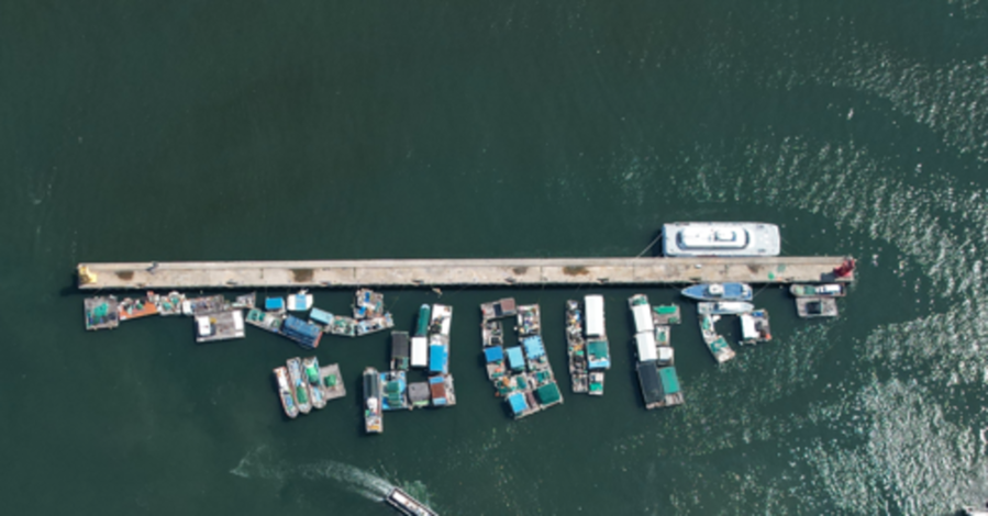 ▲ 여수시 국동항 파제제 주변 바지선 등 불법 시설물 계도 중ⓒ여수시 제공