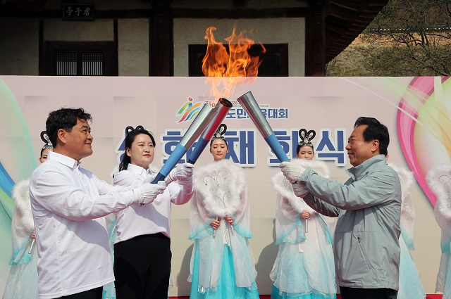 ▲ 안동시는 3일 오전 10시 임청각에서 대회의 서막을 알리는 성화 고유제 및 채화식을 개최했다.ⓒ안동시