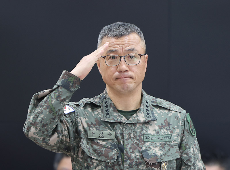 ▲ 주성운 지상작전사령관이 지난해 10월 21일 용인시 지상작전사령부에서 열린 국회 국방위원회 국정감사에서 경례하는 모습. ⓒ뉴시스