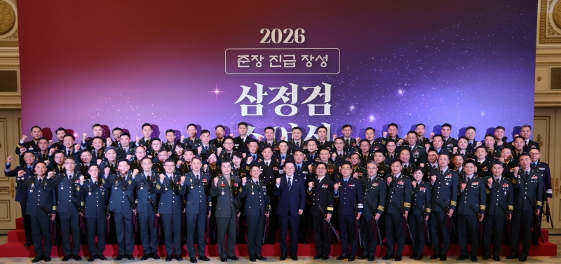 ▲ 이재명 대통령이 지난달 6일 청와대 영빈관에서 열린 준장 진급 장성 삼정검 수여식에서 진급 장성과 기념촬영을 하는 모습. ⓒ뉴시스