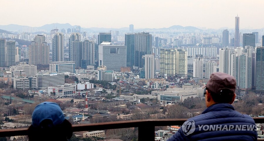 ▲ 서울 강남 3구(서초·강남·송파구)와 용산구의 아파트 가격이 하락 전환한 것으로 나타난 26일 서울 남산 전망대에서 바라본 시내 곳곳에 아파트 단지가 빼곡하게 들어서 있다.ⓒ연합뉴스