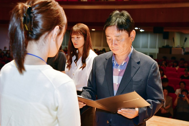 ▲ 지난해 열린 화천군 인재육성재단의 장학증서 수여식 장면. ⓒ화천군