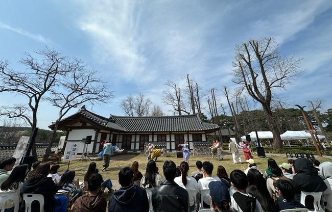 ▲ 5일 허균·허난설헌 기념공원에서 열린 '옹칼의 비밀' 첫 공연 모습. ⓒ강릉시