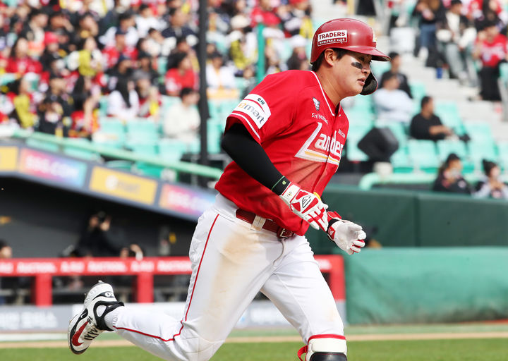 ▲ SSG가 롯데를 꺾고 단독 1위로 올라섰다.ⓒSSG 랜더스 제공