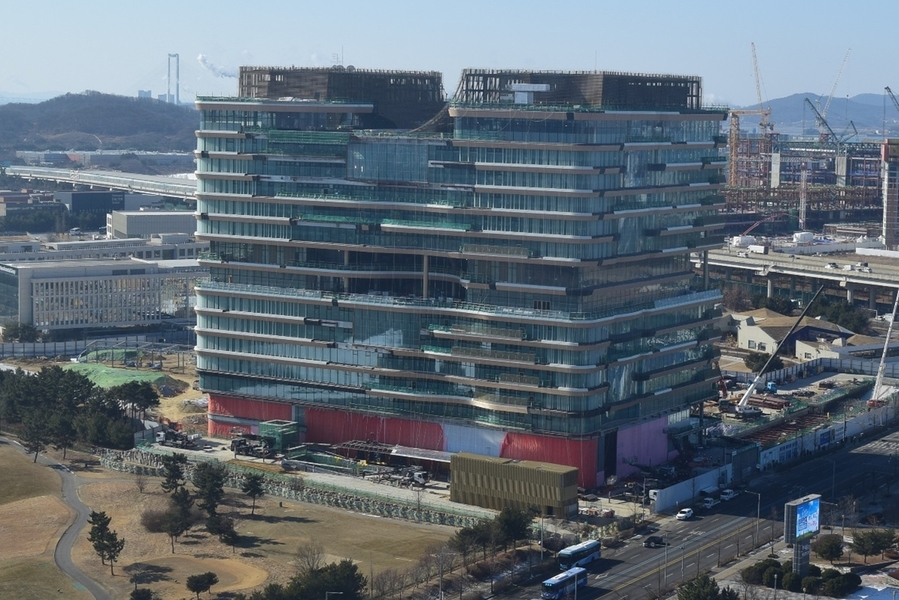 ▲ 인천 청라국제도시에 들어설 하나금융그룹의 헤드쿼터 건물이 막바지 공사가 한창이다. ⓒ인천경제청 제공