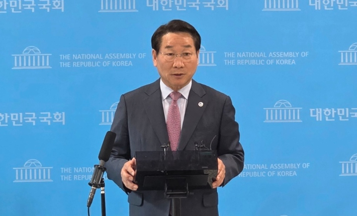 ▲ 유정복 인천시장이 3일 서울 여의도 국회 소통관에서 '국민께 드리는 말씀'이라는 제목으로 기자회견을 하고 있다. ⓒ유정복 시장 페이스북 캡처