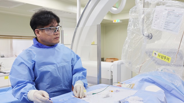 ▲ 포항세명기독병원 심뇌혈관질환센터 뇌혈관센터 조재훈 부장이 지난달 27일, ‘뇌혈류차단기 삽입술’을 시행하고 있다.ⓒ세명기독병원