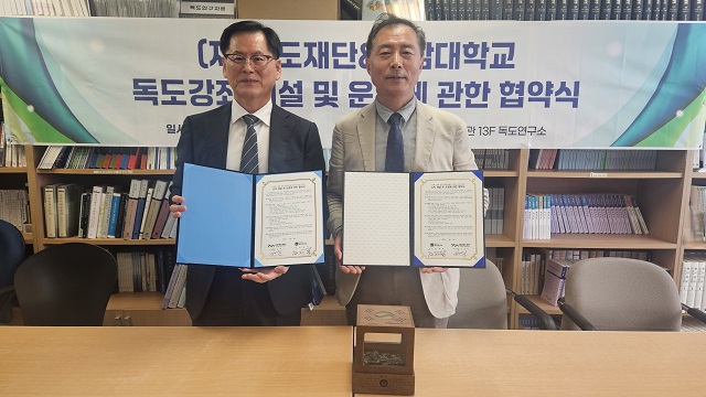 ▲ 왼쪽부터 (재)독도재단 김대식 사무총장, 영남대학교 최재목 독도연구소장.ⓒ독도재단