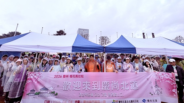 ▲ 지난 4일 보문관광단지 일원에서 열린 경주 벚꽃마라톤대회에 대만 단체 관광객 130명이 참가해 경주의 봄을 체험하고 있다.ⓒ경북관광공사