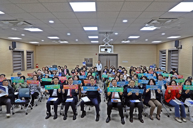 ▲ 지난 2일 경주시종합자원봉사센터 강당에서 열린 ‘i-SMR 경주 유치 설명회 및 전문가 강연회’에서 참석자들이 피켓을 들고 기념촬영을 하고 있다.ⓒ경주시