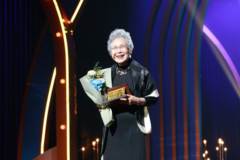 ▲ 지난 5일 여의도 KBS홀에서 개최한 제4회 서울예술상에서 특별 공로상을 수상한 박정자 배우가 수상소감을 전하고 있다.ⓒ서울문화재단