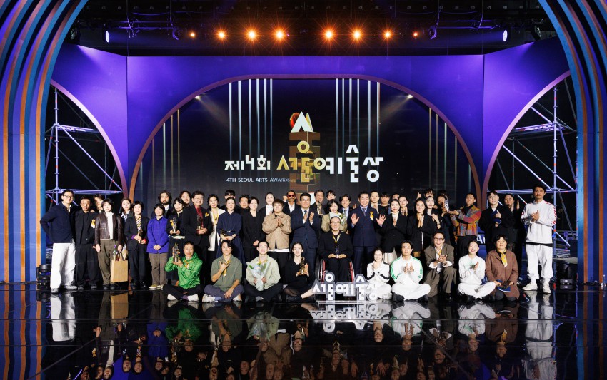▲ 지난 5일 KBS홀에서 제4회 서울예술상 시상식이 끝난 후 21팀의 수상자와 시상자들이 기념사진을 찍고 있다.ⓒ서울문화재단