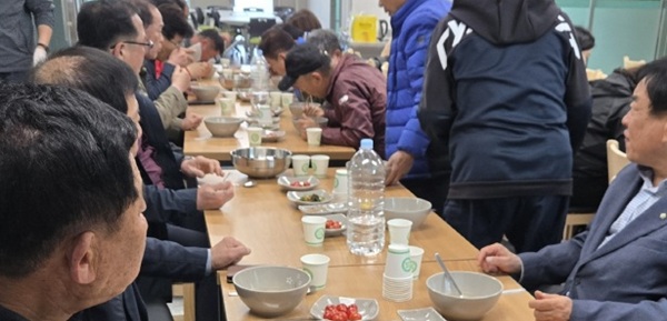 ▲ 석성면 벧엘 나눔봉사단이 4~12월까지 매달 첫째 주 목요일 ‘사랑나눔 국수 잔치’를 정례화하며 취약계층 돌봄에 나섰다. ⓒ부여군