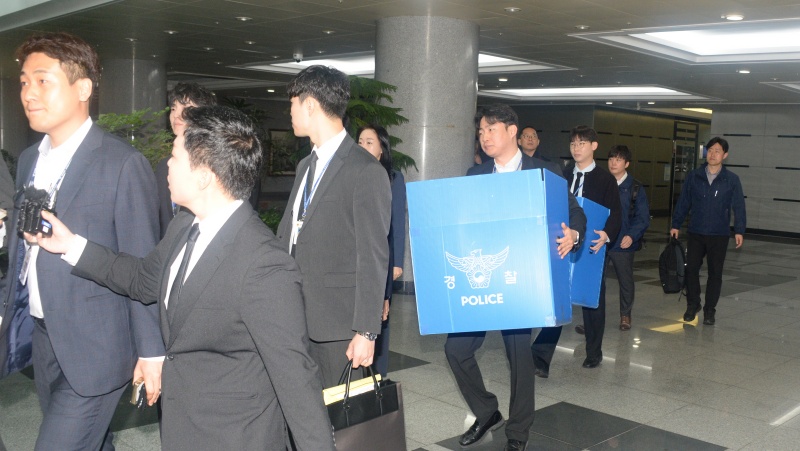 ▲ 전북경찰청 반부패경제범죄수사대 관계자들이 6일 전북 전주시 전북특별자치도청 도지사실을 찾아 김관영 전북특별자치도지사의 돈봉투 의혹과 관련한 압수수색을 하기 위해 장내로 들어서고 있다. ⓒ뉴시스