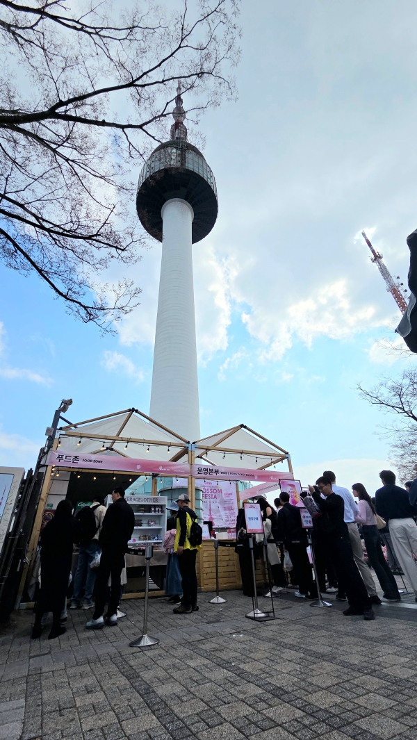 ▲ 타워 광장에 도착하자 ‘2026 WINE FAIR’ 안내 배너와 함께 본격적인 행사장이 펼쳐졌다.ⓒ최신혜 기자
