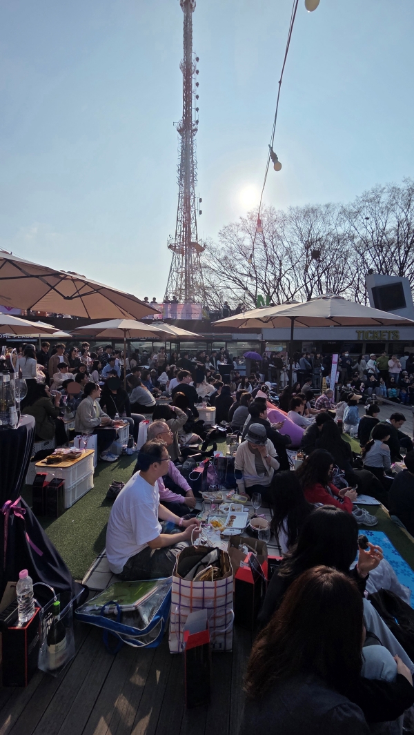 ▲ ‘2026 WINE FAIR’ 를 찾은 방문객들. 커플뿐 아니라 가족 단위 방문객, 중장년층 모임까지 다양한 연령대가 뒤섞였다. ⓒ최신혜 기자