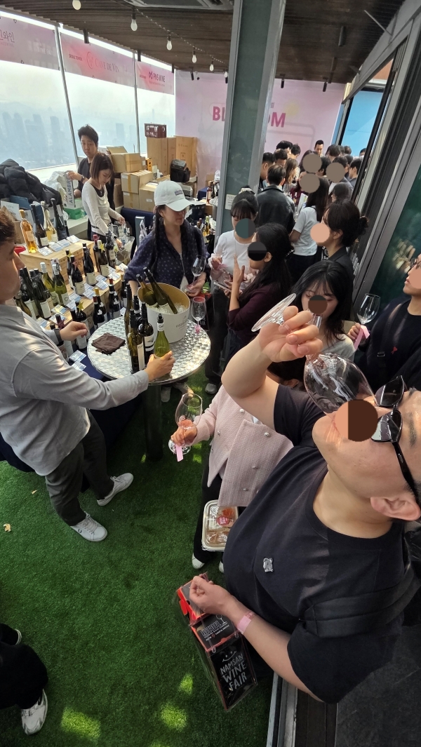 ▲ 관람객들은 각 부스를 돌며 자유롭게 시음했다. 줄이 길게 늘어선 부스가 대다수였다.ⓒ최신혜 기자