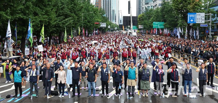 ▲ 지난해 7월 19일 서울 중구 을지로1가사거리에서 열린 광장의 힘으로 새로운 세상 쟁취! 2025 민주노총 총파업·총력투쟁 대행진에서 양경수 민주노총 위원장을 비롯한 참석자들이 구호를 외치고 있다. ⓒ뉴시스
