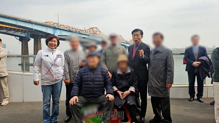 ▲ 지난달 30일, 국민의힘 조은희 의원과 전성수 서초구청장이 '한강나들이' 행사를 마친 뒤 참석자들과 사진을 찍고 있다. ⓒ이숙자 서울시의원 페이스북