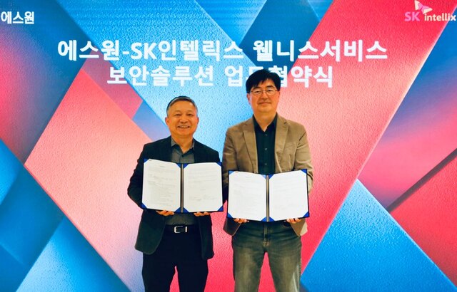 ▲ SK인텔릭스가 에스원과 손잡고 웰니스 로봇 기반의 이동형 AI 보안시스템을 선보인다. 왼쪽부터 진길수 에스원 시큐리티사업부장, 김형진 SK인텔릭스 나무엑스사업본부장 ⓒSK인텔릭스