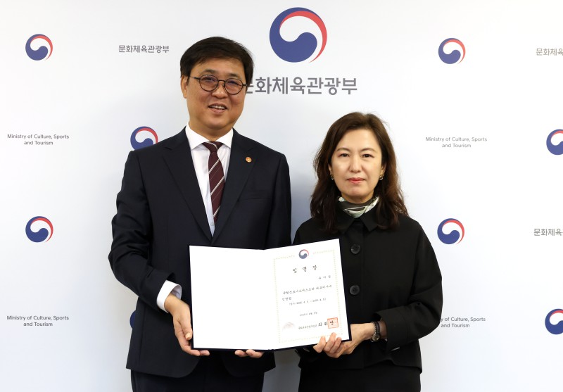 ▲ 최휘영 문화체육관광부 장관이 6일 서울 종로구 국립현대미술관 서울관에서 신임 유미정 국립심포니오케스트라 대표이사에게 임명장을 수여한 뒤 기념촬영을 하고 있다.ⓒ문화체육관광부