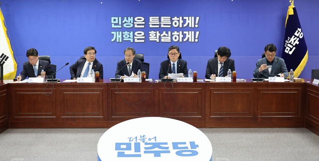 ▲ 유동수 더불어민주당 중동전쟁 경제대응특위원장이 6일 국회 의원회관에서 열린 2차회의에서 발언을 하고 있다. ⓒ뉴시스